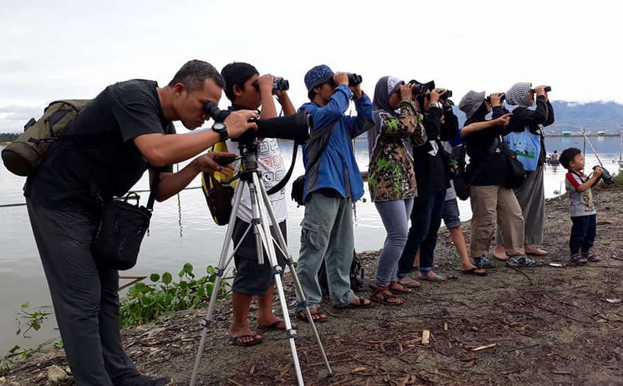 Wisata pengamatan burung dapat dilakukan semua kelompok umur(Foto: Rosyid Azhar) Wisata pengamatan burung dapat dilakukan semua kelompok umur(Foto: Rosyid Azhar)
