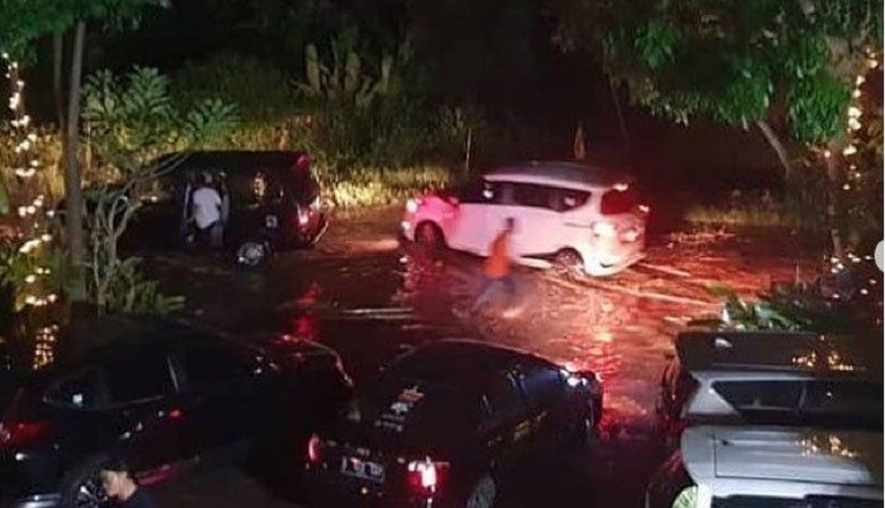 Suasana tsunami yang terjadi di persisi Pantai Anyer Suasana tsunami yang terjadi di persisi Pantai Anyer