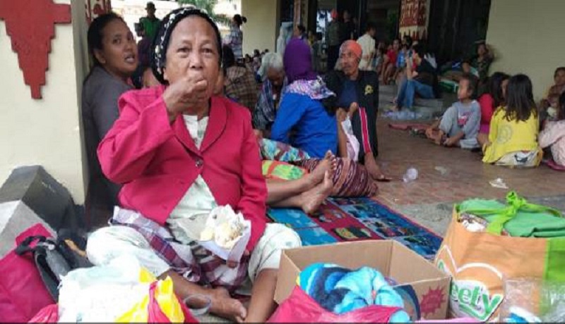 Korban tsunami Anyer mengungsi ke lokasi yang lebih aman disediakan pemerintah setempat Korban tsunami Anyer mengungsi ke lokasi yang lebih aman disediakan pemerintah setempat