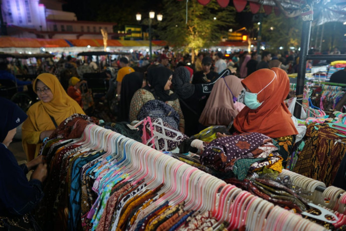 Salah satu lapak penjual di kawasan Malioboro pada pembeli di Senin (24/12) malam. Salah satu lapak penjual di kawasan Malioboro pada pembeli di Senin (24/12) malam.
