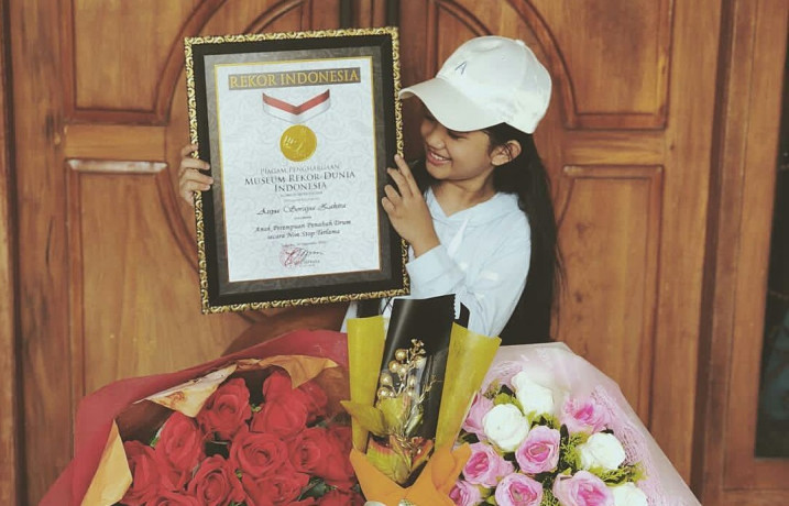 Aisyah tercatat sebagai pemegang rekor MURI bermain drum terlama (Foto: Instagram) Aisyah tercatat sebagai pemegang rekor MURI bermain drum terlama (Foto: Instagram)