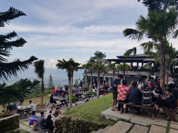 Suasana di Pondok Kopi Umbul Sidomukti. Suasana di Pondok Kopi Umbul Sidomukti.