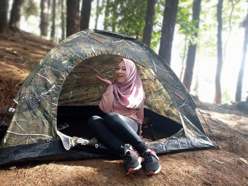 Susanti Daud, penggemar traveling yang bermalam di hutan pinus Dulamayo Susanti Daud, penggemar traveling yang bermalam di hutan pinus Dulamayo