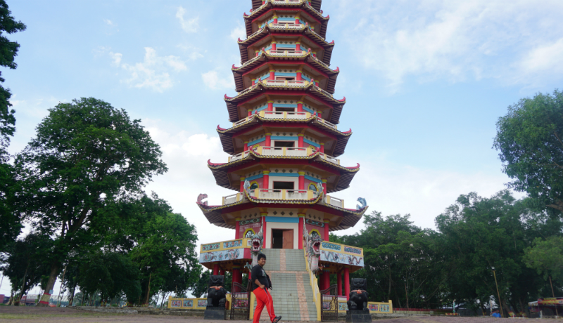 Wisatawan sedang berfoto di depan Pagoda Pulau Kemaro ( Sumber : www.jejakjelata.com ) Wisatawan sedang berfoto di depan Pagoda Pulau Kemaro ( Sumber : www.jejakjelata.com )