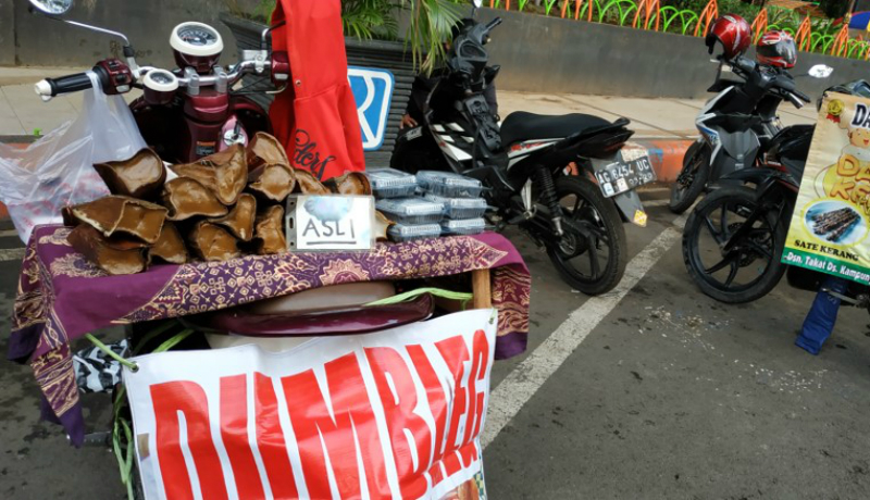 Dumbleg lebih mirip dengan Pudak (jajanan khas Gresik) namun yang menjadi pembeda adalah rasa serta penampilannya Dumbleg lebih mirip dengan Pudak (jajanan khas Gresik) namun yang menjadi pembeda adalah rasa serta penampilannya