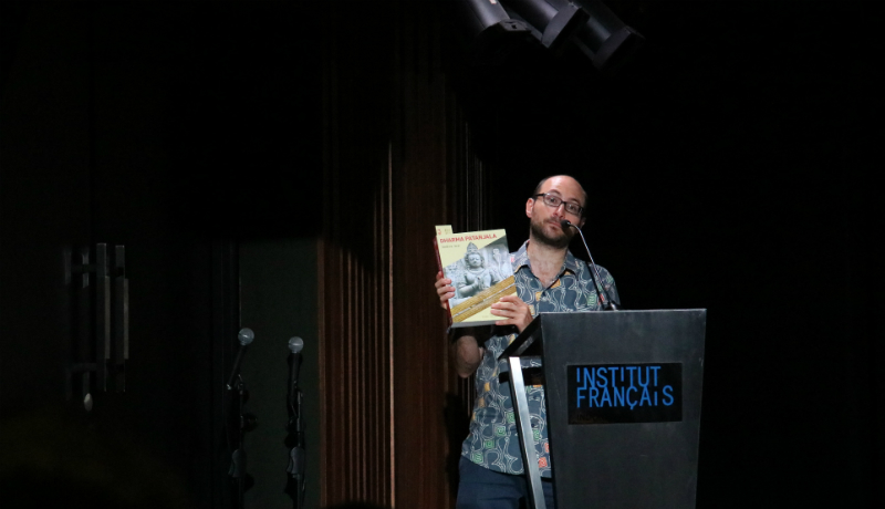 Andrea Acri menjelaskan isi buku Yoga Nusantara di Auditorium IFI Thamrin, Jakarta Andrea Acri menjelaskan isi buku Yoga Nusantara di Auditorium IFI Thamrin, Jakarta