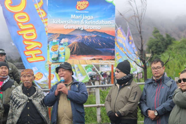 kegiatan bersih-bersih kawasan Bromo oleh PT Kalbe Farma. kegiatan bersih-bersih kawasan Bromo oleh PT Kalbe Farma.