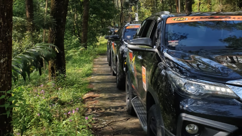Komunitas pecinta kendaraan Toyota Fortuner menjelajahi Taman Hutan Raya Karanganyar (foto: Antara) Komunitas pecinta kendaraan Toyota Fortuner menjelajahi Taman Hutan Raya Karanganyar (foto: Antara)