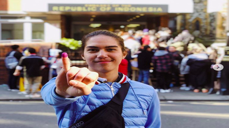 El Rumi sudah mencoblos pada 13 April 2019 di London (foto: Instagram @elelrumi). El Rumi sudah mencoblos pada 13 April 2019 di London (foto: Instagram @elelrumi).