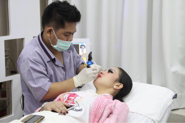 Selebriti Syahrini tengah melakukan sulam alis Selebriti Syahrini tengah melakukan sulam alis