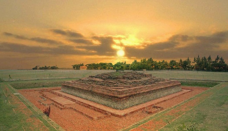 Candi Batujaya yang berada di tengah sawah di Karawang, Jawa Barat. (ist) Candi Batujaya yang berada di tengah sawah di Karawang, Jawa Barat. (ist)