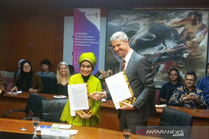 Deputi Bidang Pengembangan Pemasaran II Kemenpar, Nia Niscaya bersama Wakil Presiden dan Direktur Pelaksana Booking.com Asia Pasifik, Angel Llull Mancas usai konferensi pers mengumumkan kemitraan di Jakarta, Jumat (26/4/2019). (ANTARA News/Lia Wanadriani Deputi Bidang Pengembangan Pemasaran II Kemenpar, Nia Niscaya bersama Wakil Presiden dan Direktur Pelaksana Booking.com Asia Pasifik, Angel Llull Mancas usai konferensi pers mengumumkan kemitraan di Jakarta, Jumat (26/4/2019). (ANTARA News/Lia Wanadriani