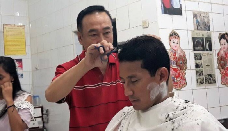 Sandiaga Uno potong rambut di Ko Tang, langganan Presiden Jokowi. (twitter) Sandiaga Uno potong rambut di Ko Tang, langganan Presiden Jokowi. (twitter)
