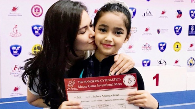 Cut Tari selalu ambil kesempatan foto selfie bersama anak di tempat yang keren (Foto : Tribun) Cut Tari selalu ambil kesempatan foto selfie bersama anak di tempat yang keren (Foto : Tribun)