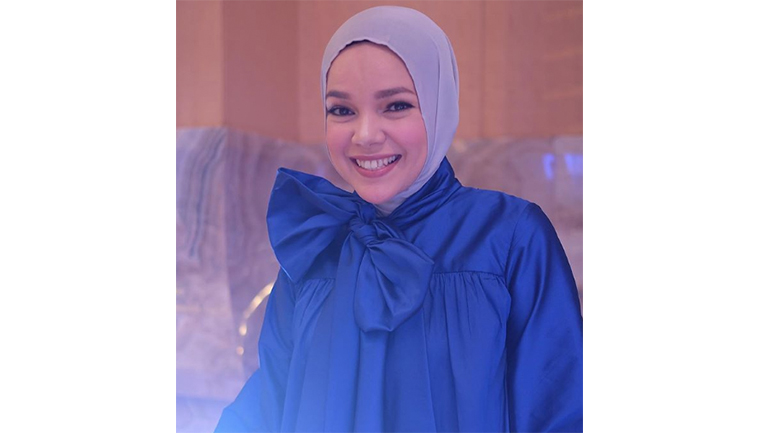Artis cantik Dewi Sandra tetap melakukan olah fisik saat puasa nanti, yakni dengan memiih berolahraga yoga. (Sumber foto: Instagram) Artis cantik Dewi Sandra tetap melakukan olah fisik saat puasa nanti, yakni dengan memiih berolahraga yoga. (Sumber foto: Instagram)