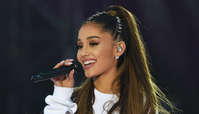 Ariana Grande pakai hijab? Kayak apa ya? (Foto : Teen Vogue) Ariana Grande pakai hijab? Kayak apa ya? (Foto : Teen Vogue)