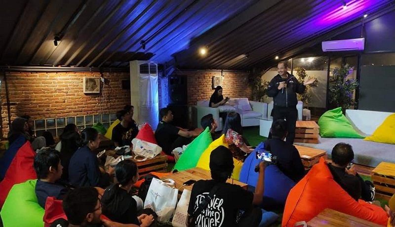 Menteri Pariwisata Arief Yahya saat peluncuran program baru Millenial Tourism Corner di Upnormal Coffe Jakarta. Menteri Pariwisata Arief Yahya saat peluncuran program baru Millenial Tourism Corner di Upnormal Coffe Jakarta.