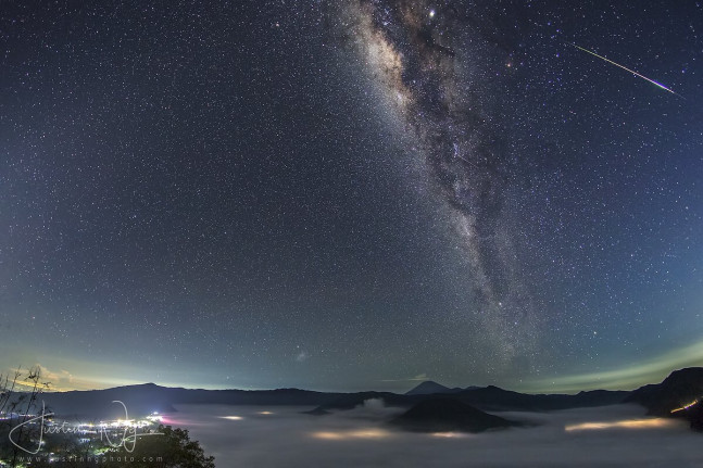 Galaksi Bima Sakti di atas Bromo (Sumber foto: Twitter Justin Ng) Galaksi Bima Sakti di atas Bromo (Sumber foto: Twitter Justin Ng)