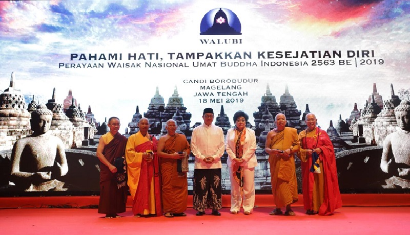 Menteri Agama Lukman Hakim Saifuddin saat memperingati perayaan Hari Waisak di Candi Borobudur. (dok) Menteri Agama Lukman Hakim Saifuddin saat memperingati perayaan Hari Waisak di Candi Borobudur. (dok)