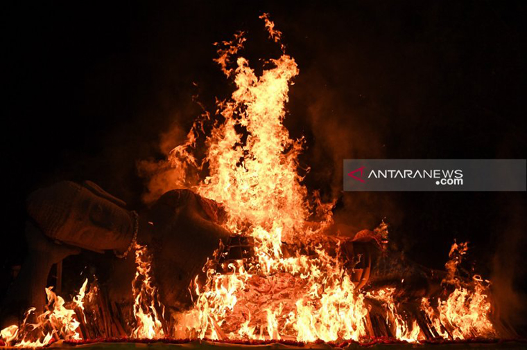 Prosesi pembakaran patung Buddha saat peringatan detik-detik Waisak di Maha Vihara Mojopahit, Trowulan, Mojokerto, Jawa Timur, Minggu (19/5) (Zabur Karuru/ Antara) Prosesi pembakaran patung Buddha saat peringatan detik-detik Waisak di Maha Vihara Mojopahit, Trowulan, Mojokerto, Jawa Timur, Minggu (19/5) (Zabur Karuru/ Antara)
