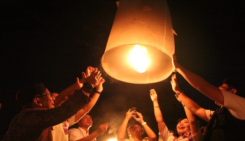Kepala Dinas Kepemudaan Olahraga dan Pariwisata (Kadisporapar) Jawa Tengah, Sinung N. Rachmadi bersama wisatawan menyalakan lampion untuk diterbangkan. (Foto: Rio) Kepala Dinas Kepemudaan Olahraga dan Pariwisata (Kadisporapar) Jawa Tengah, Sinung N. Rachmadi bersama wisatawan menyalakan lampion untuk diterbangkan. (Foto: Rio)