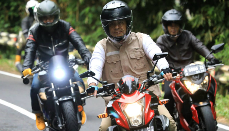 Duh, Pak Ganjar Pranowo sekarang ikutan 'Geng Motor' (Foto : Humas Pemprov Jateng) Duh, Pak Ganjar Pranowo sekarang ikutan 'Geng Motor' (Foto : Humas Pemprov Jateng)