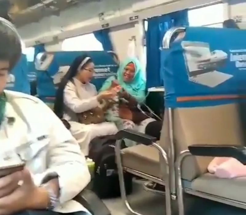 Ada suster gereja menawarkan kue untuk berbuka puasa pada ibu berhijab. Indah banget (foto : Instagram) Ada suster gereja menawarkan kue untuk berbuka puasa pada ibu berhijab. Indah banget (foto : Instagram)