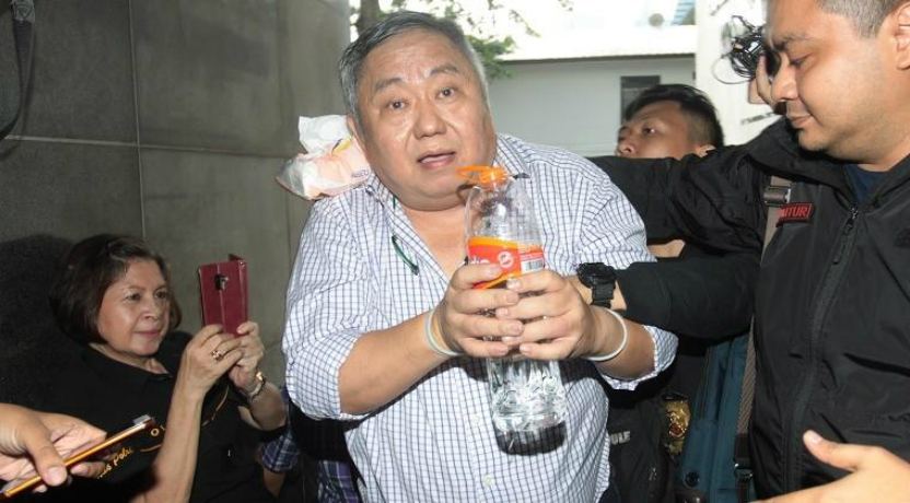 Lieus Sungkharisma menolak minuman dari polisi. Takut mati (Foto : Istimewa) Lieus Sungkharisma menolak minuman dari polisi. Takut mati (Foto : Istimewa)