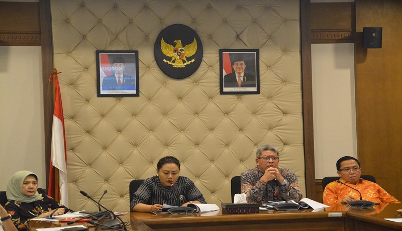 Bupati Tabanan Bali, Ni Putu Eka Wiryastuti (kedua kiri) saat memimpin Rapat Kordinasi pembentukan Badan Pengelola WBD. (dok) Bupati Tabanan Bali, Ni Putu Eka Wiryastuti (kedua kiri) saat memimpin Rapat Kordinasi pembentukan Badan Pengelola WBD. (dok)
