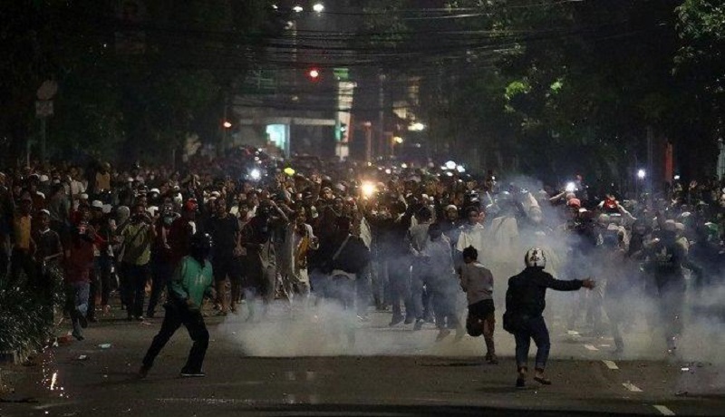 Polisi dan pendemo kembali bentrok di kawasan Slipi, Jakarta Barat. (ist) Polisi dan pendemo kembali bentrok di kawasan Slipi, Jakarta Barat. (ist)