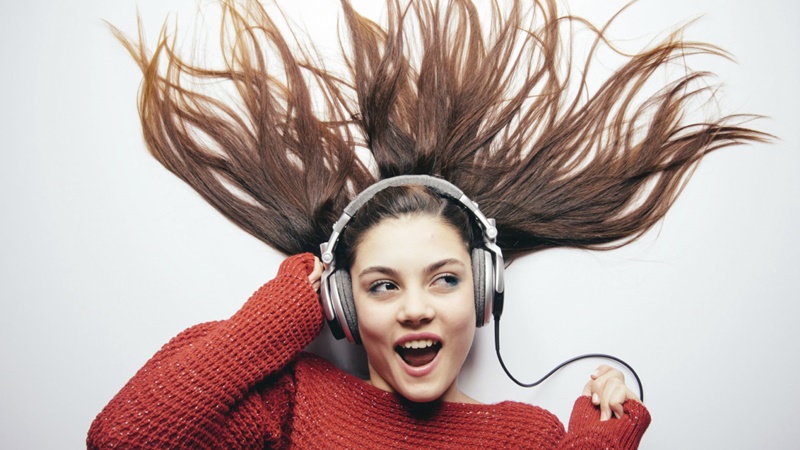 Mendengarkan musik bisa membuat kamu tetap semangat saat puasa (foto: psychologies) Mendengarkan musik bisa membuat kamu tetap semangat saat puasa (foto: psychologies)