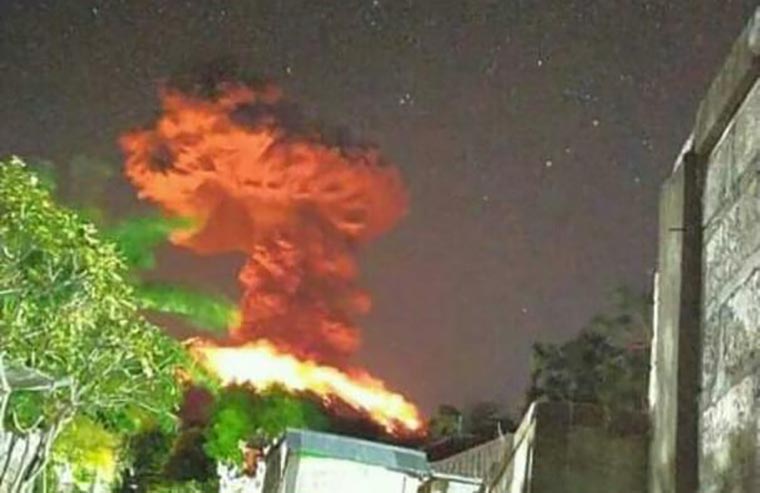 Gunung Agung muntahkan abu setinggi 3.000 meter, pada Jumat (24/5) (Sumber foto: BNPB) Gunung Agung muntahkan abu setinggi 3.000 meter, pada Jumat (24/5) (Sumber foto: BNPB)
