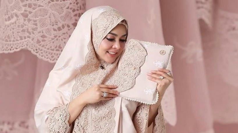 Mukena Syahrini sudah 3 kali tuai kontroversi (Foto : Istimewa) Mukena Syahrini sudah 3 kali tuai kontroversi (Foto : Istimewa)