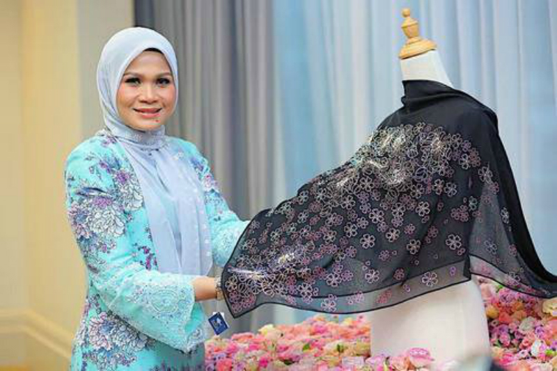 Harga hijab ini membuat jiwa misqueen kamu meronta. Lebih mahal dari mukena Syahrini! (Foto : Istimewa) Harga hijab ini membuat jiwa misqueen kamu meronta. Lebih mahal dari mukena Syahrini! (Foto : Istimewa)