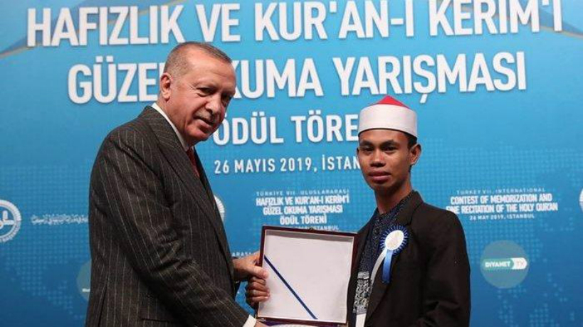 Syamsuri Firdaus disambut Jokowi sepulang menjuarai MTQ Internasional ke-7 di Turki. Netizen juga sambut, lho (Foto : Istimewa) Syamsuri Firdaus disambut Jokowi sepulang menjuarai MTQ Internasional ke-7 di Turki. Netizen juga sambut, lho (Foto : Istimewa)