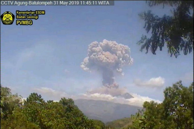 Erupsi Gunung Agung yang terekam melalui CCTV Agung-Batulompeh, Karangasem (Sumber foto: Antaranews Bali/Dok PVMBG-Badan Geologi-Kementerian ESDM/lhs/2019) Erupsi Gunung Agung yang terekam melalui CCTV Agung-Batulompeh, Karangasem (Sumber foto: Antaranews Bali/Dok PVMBG-Badan Geologi-Kementerian ESDM/lhs/2019)