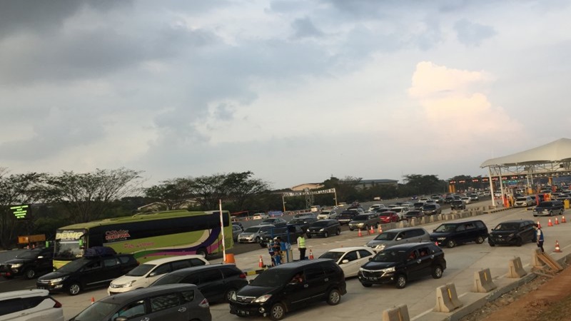 Kendaraan mulai memadati Tol Cikampek pada Jumat, 7 Juni 2019 (foto: Antara) Kendaraan mulai memadati Tol Cikampek pada Jumat, 7 Juni 2019 (foto: Antara)