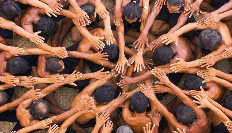 Tak sembarangan melakukan Tari Kecak. Bule sampai lemes (Foto : Istimewa) Tak sembarangan melakukan Tari Kecak. Bule sampai lemes (Foto : Istimewa)