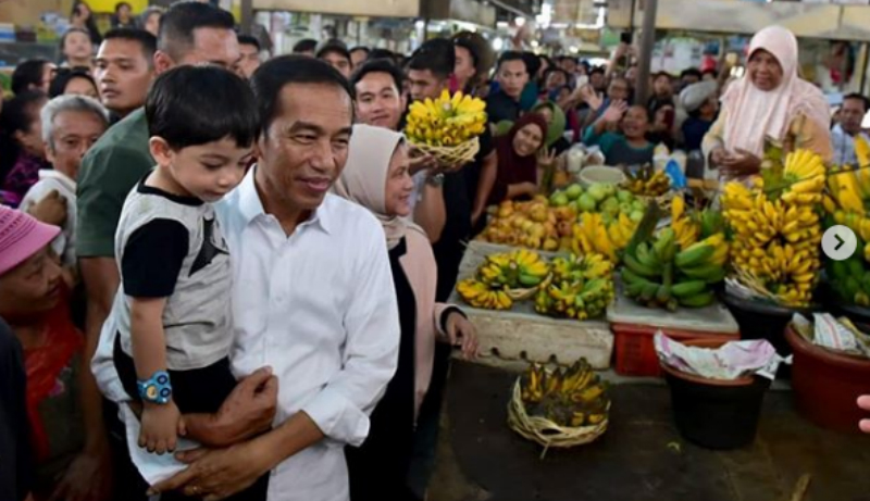 Datang ke Pasar Gede Solo, Jokowi beli ulekan (Foto : Istimewa) Datang ke Pasar Gede Solo, Jokowi beli ulekan (Foto : Istimewa)