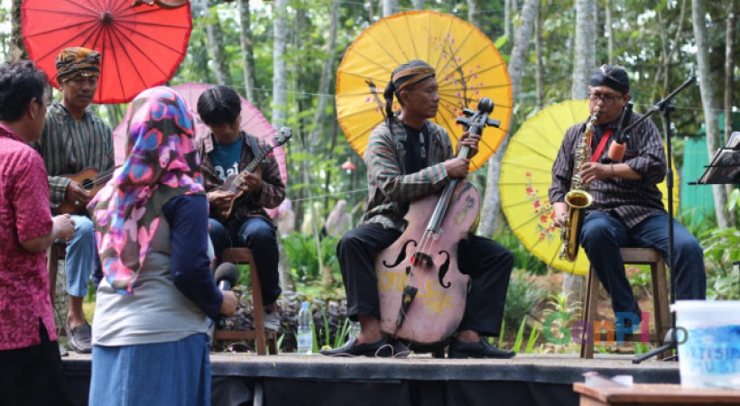 Salah satu pentas musik yang pernah tampil di Pasar Karetan Salah satu pentas musik yang pernah tampil di Pasar Karetan
