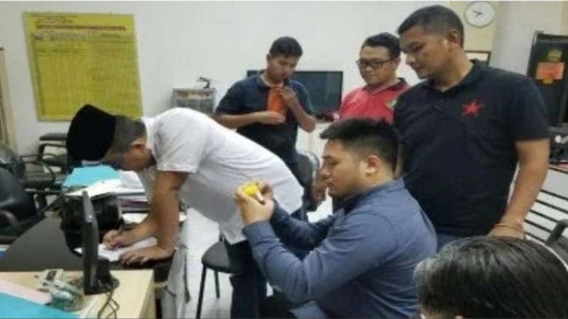 Polisi menangguhkan penahanan pilot Lion Air, tersangka penganiaya karyawan hotel (foto: Istimewa) Polisi menangguhkan penahanan pilot Lion Air, tersangka penganiaya karyawan hotel (foto: Istimewa)