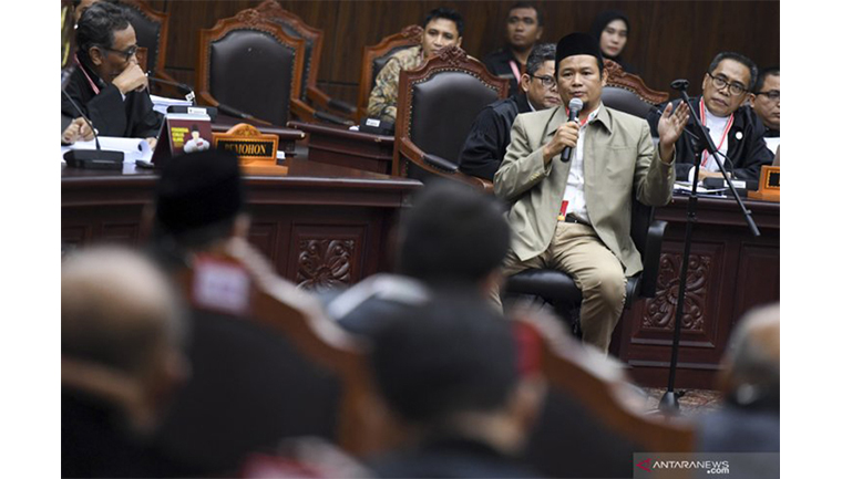 20 jam berlangsung, sidang MK berakhir saat azan subuh yang dimulai dari hari Rabu (19/6) kemarin. (Sumber foto: Antara) 20 jam berlangsung, sidang MK berakhir saat azan subuh yang dimulai dari hari Rabu (19/6) kemarin. (Sumber foto: Antara)