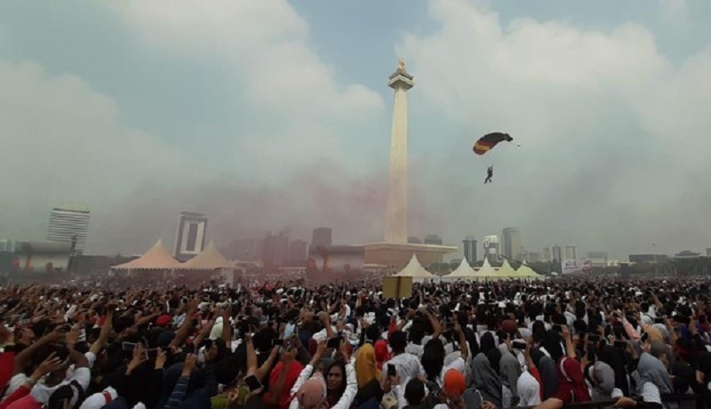 Atraksi terjun payung di Monas menyedot perhatian warga Jakarta. (ist) Atraksi terjun payung di Monas menyedot perhatian warga Jakarta. (ist)