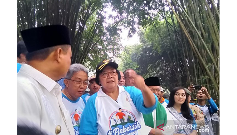 Menteri Lingkungan Hidup dan Kehutanan (KLHK) Siti Nurbaya hadiri kegiatan aksi Bersih Sampah di Sungai Ciliwung, melibatkan 8.000 orang peserta yang berlangsung di 33 kecamatan sepanjang Ciliwung, Minggu (23/6/2019).(Sumber foto/ ANTARA/ Laily Rahmawaty Menteri Lingkungan Hidup dan Kehutanan (KLHK) Siti Nurbaya hadiri kegiatan aksi Bersih Sampah di Sungai Ciliwung, melibatkan 8.000 orang peserta yang berlangsung di 33 kecamatan sepanjang Ciliwung, Minggu (23/6/2019).(Sumber foto/ ANTARA/ Laily Rahmawaty