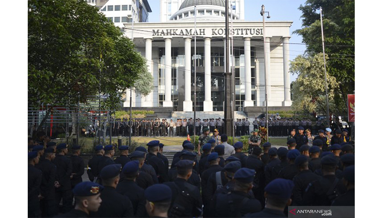 Personel Brimob Polri bersiap melakukan pengamanan di sekitar Gedung Mahkamah Konstitusi jelang sidang putusan MK, Jakarta, Rabu (26/6/2019) ANTARA FOTO/Nova Wahyudi/hp. (ANTARA FOTO/NOVA WAHYUDI) Personel Brimob Polri bersiap melakukan pengamanan di sekitar Gedung Mahkamah Konstitusi jelang sidang putusan MK, Jakarta, Rabu (26/6/2019) ANTARA FOTO/Nova Wahyudi/hp. (ANTARA FOTO/NOVA WAHYUDI)