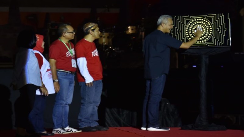 Gubernur Jawa Tengah, Ganjar Pranowo membuka Jateng Fair 2019 pada Jumat malam, 28 Maret (foto: Humas Jateng) Gubernur Jawa Tengah, Ganjar Pranowo membuka Jateng Fair 2019 pada Jumat malam, 28 Maret (foto: Humas Jateng)