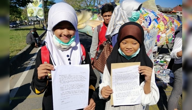 Dua gadis cilik, Aeshnina Azzahra (12) asal Pasuruan dan Zahira Zade (11) dari Gresik protes terhadap Presiden AS Donald Trump. (ist) Dua gadis cilik, Aeshnina Azzahra (12) asal Pasuruan dan Zahira Zade (11) dari Gresik protes terhadap Presiden AS Donald Trump. (ist)