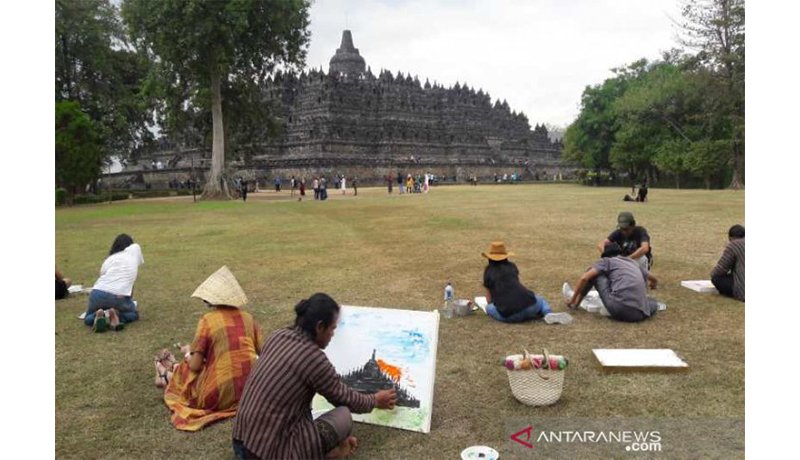 Puluhan seniman Indonesia dan Vietnam melukis bersama-sama di pelataran Candi Borobudur. (Sumber foto: Antaranews/ Heru Suyitno) Puluhan seniman Indonesia dan Vietnam melukis bersama-sama di pelataran Candi Borobudur. (Sumber foto: Antaranews/ Heru Suyitno)