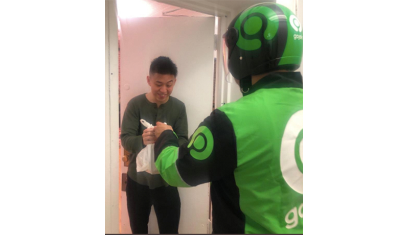 Rapper Rich Brian menerima pesanan makanan Indonesia yang diantar langsung oleh GOJEK dari Indonesia ke New York (Sumber foto: Twitter) Rapper Rich Brian menerima pesanan makanan Indonesia yang diantar langsung oleh GOJEK dari Indonesia ke New York (Sumber foto: Twitter)