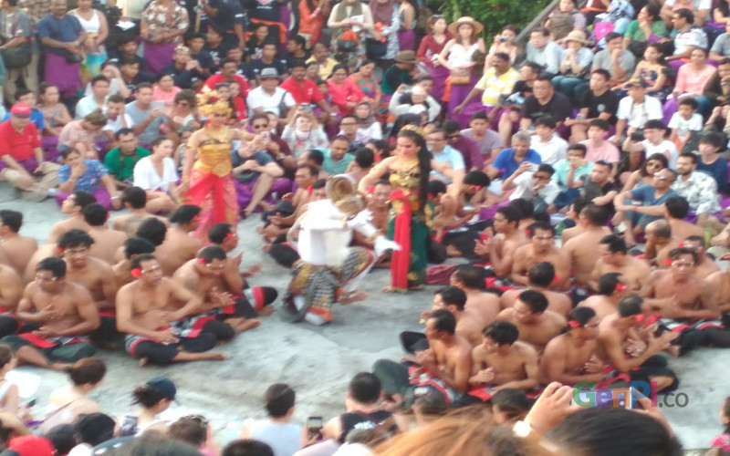 Tari Kecak, Sajian Paling Ditunggu di Uluwatu Tari Kecak, Sajian Paling Ditunggu di Uluwatu